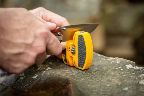 Miniatura 4 de Smith's 50917 Afilador de cuchillos ajustable de 2 pasos, amarillo, ranuras gruesas y finas preestablecidas, afilador de cuchillos de mano