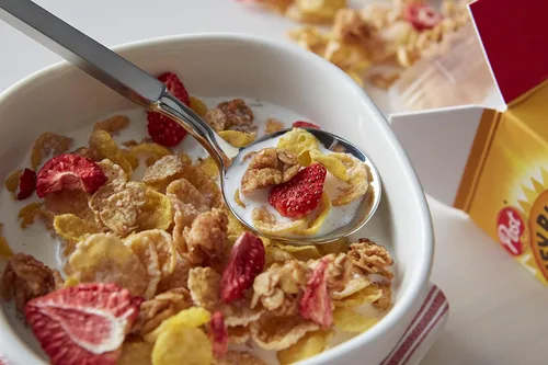 Miniatura 7 de Post Honey Bunches of Oats - Cereal de desayuno con fresas, avena con miel y cereales de fresa, caja de 16.5 onzas (paquete de 2)
