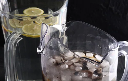 Miniatura 6 de New Star Foodservice Jarra de agua de plástico para restaurante con 3 boquillas, 60 onzas, transparente