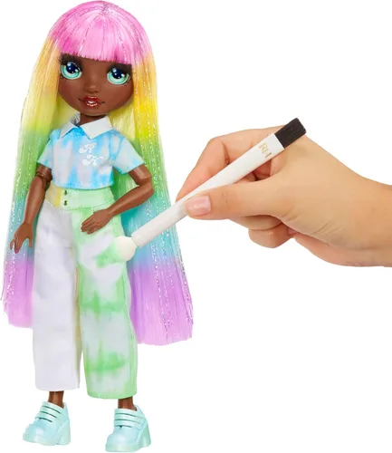 Miniatura 4 de Rainbow High Muñeca de moda DIY para crear con acuarelas y crear con kit de tie-dye lavable, ojos verdes, cabello largo y liso, top y zapatos
