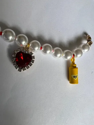 Miniatura 5 de Betsey Johnson Pulsera con dije de corazón de cristal con perlas de imitación de tono dorado, ketchup de perro caliente, fiesta de cumpleaños, día