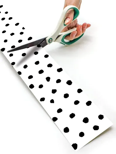 Miniatura 4 de Teacher Created Resources Borde enrollado recto blanco con lunares pintados en negro - 50 pies - Decora tablones de anuncios, paredes, escritorios