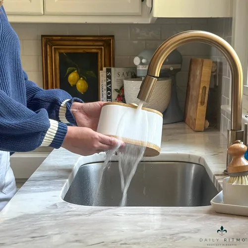 Miniatura 7 de DAILY RITMO Dispensador grande de hisopos de algodón blanco y soporte para bolas, contenedor de doble compartimento de dos caras con tapa de bambú