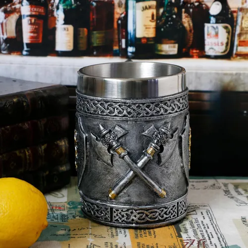 Miniatura 9 de Taza medieval con hachas vikingas, regalos para hombres, escudos de león de oro inglés, jarras de cerveza, jarra de café inoxidable, arte