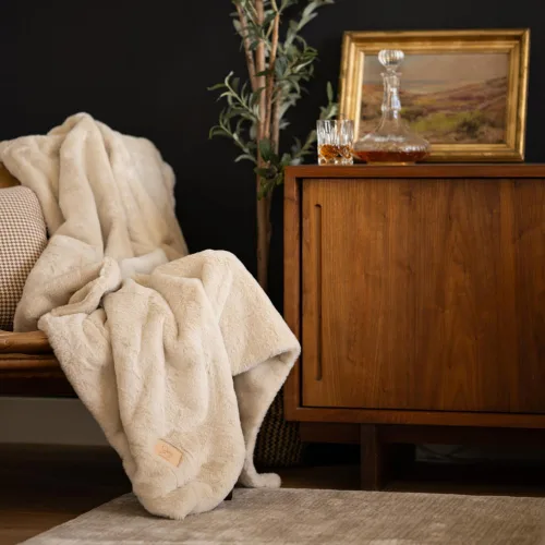 Miniatura 17 de Joy Blankets Manta de Tiro de Piel Sintética – Ultra Suave, Acogedora y Cálida Manta de Lujo – Lavable a Máquina, Regalo de Decoración del Hogar