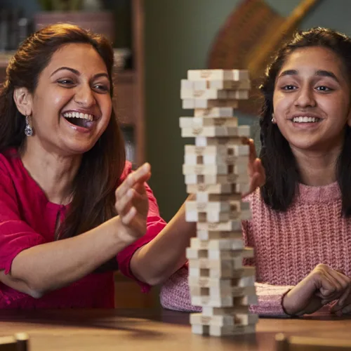 Miniatura 8 de Hasbro Gaming Jenga - Juego de torre tambaleante de bloques de madera apilables Juegos de fiesta para niños y familias Regalitos Edades 6+