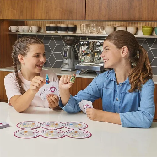 Miniatura 5 de Spin Master 6063724 Surprise Mini Brands Supermarket Race Juego de mesa de 5 piezas con 2 movers coleccionables