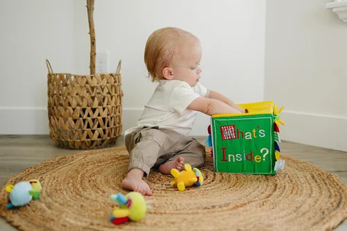 Miniatura 5 de Genius Baby Toys Caja de regalo y juego original de sorpresa, bordado a mano con 8 juguetes sensoriales y táctiles de felpa para bebés, cubo