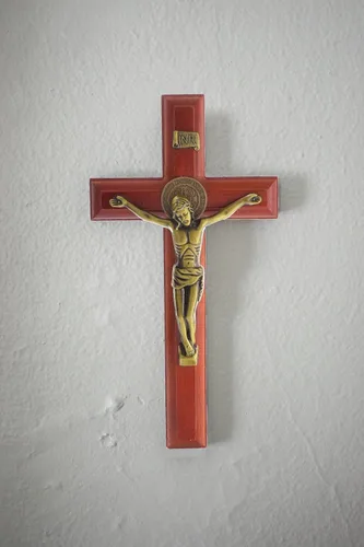 Miniatura 6 de KOMI Crucifijo de pared de 10 pulgadas, cruz de madera de Jesucristo, cruz católica colgante, decoración de pared, regalos católicos para hombres