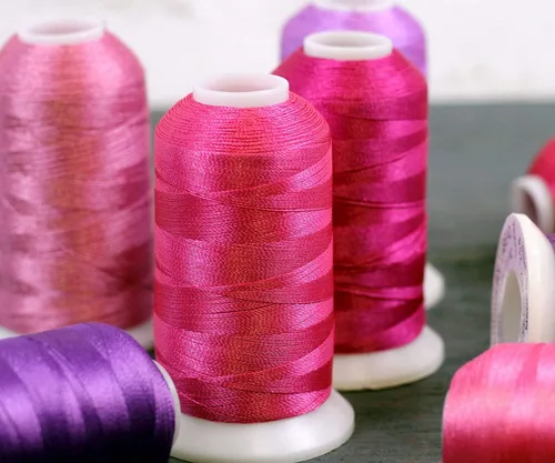 Miniatura 6 de Carretes de hilo de poliéster, 1000 m – 160 colores – Peso del hilo: 40 40wt trilobal polyester embroidery thread with bright sheen. Works with