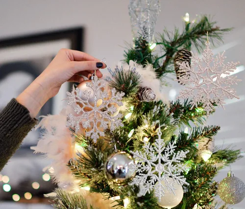 Miniatura 2 de DearHouse 36 adornos de plástico con copos de nieve, pequeños adornos de copos de nieve brillantes en cadena para decoraciones de árbol de Navidad