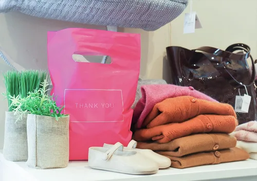 Miniatura 4 de Purple Q Crafts Bolsas de compras de plástico troqueladas rosadas con logotipo de agradecimiento de 12 x 15 pulgadas, con asas, paquete de 100