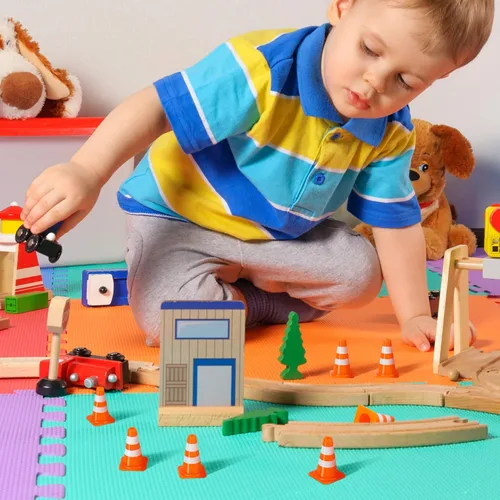 Miniatura 7 de Alyoen 30 piezas conos de tráfico mini de 1", pequeños conos naranjas en miniatura, pequeño juguete navideño para niños, juguete de cono de bloque