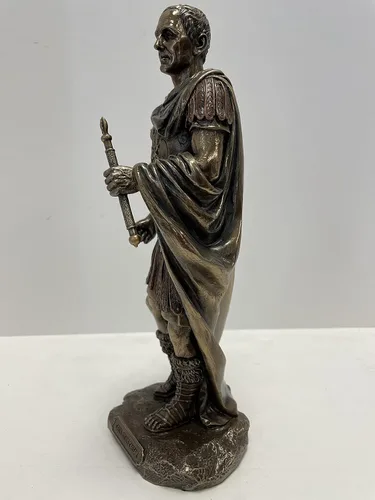 Miniatura 4 de Cayo Julio César en uniforme militar romano Estatua Acabado Bronce