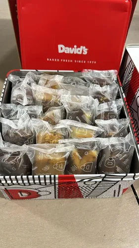 Miniatura 5 de David's Cookies Surtido de Brownies & Crumb Cake Tin – Delicioso y fresco al horno Brownie Snacks – Gourmet Chocolate Fudge Brownies & Crumbcake