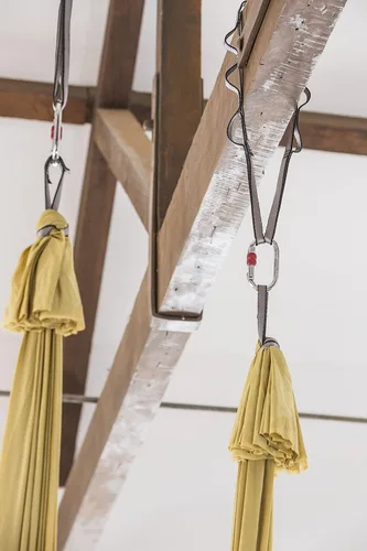 Miniatura 4 de Pinc Active Silk Aerial Yoga Swing & Hammock Kit for Improved Yoga Inversions, Flexibility & Core Strength
