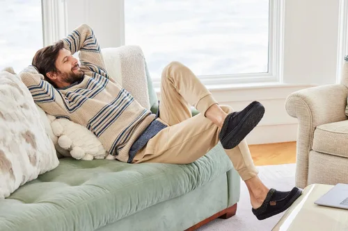 Miniatura 4 de Dearfoams - Pantuflazueco de gamuza de microfibra para hombre, con puntada de látigo