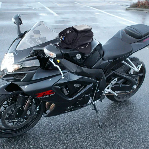Miniatura 2 de Bolsa universal impermeable para tanque de motocicleta, cuenta con una ventanilla transparente y fuertes imanes para adherirse al tanque de su