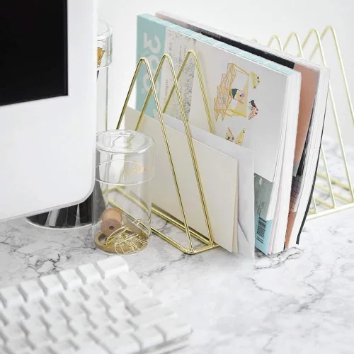 Miniatura 3 de PENGKE Organizador de archivos triangular de hierro para escritorio, estante de libros, revista de cobre, soporte para periódicos, organizador de Oro