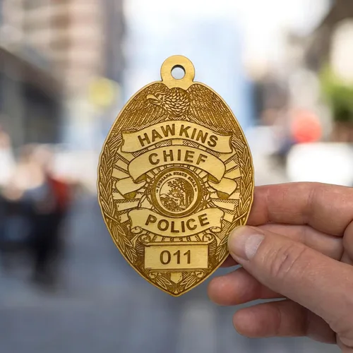 Miniatura 3 de Adorno - Jefe de Policía de Hawkins - Madera cruda de 3 x 4.5 pulgadas