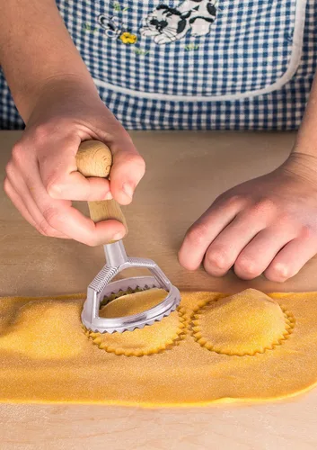 Miniatura 2 de Fante's Sellos para hacer ravioles con asas de madera, formas redondas y cuadradas acanaladas, para pasta casera, galletas, comidas diarias
