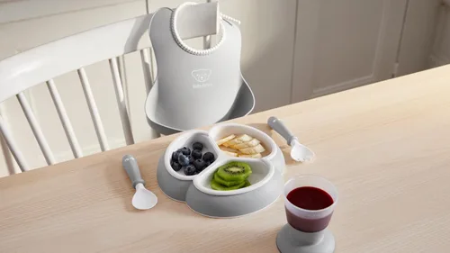 Miniatura 2 de BabyBjörn Juego de comida de 4 piezas, gris Incluye plato, tenedor, cuchara y taza Apto para lavavajillas Juego de alimentación para niños