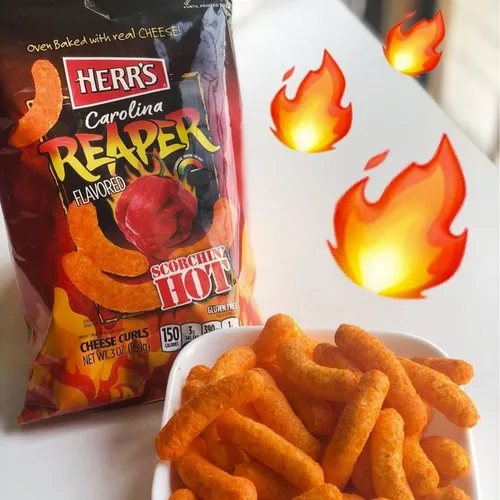 Miniatura 3 de Herr’s Cheese Curls, Sabor Carolina Reaper, Bocadillos sin gluten, Bolsa de 6 oz (12 unidades)