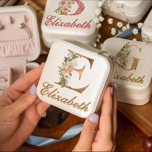 Miniatura 3 de iDWYN Joyero de cuero personalizado con inicial de nombre y flor, estuche organizador de joyas, estuche organizador de joyas, regalos de cumpleaños