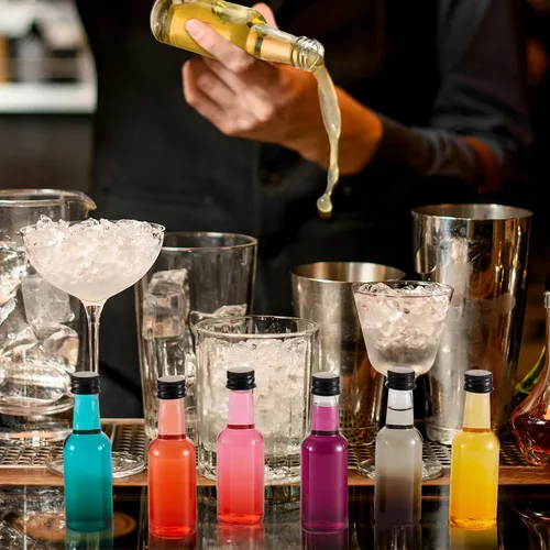 Miniatura 4 de Tessco 100 Piezas Mini Botellas de Licor de Plástico Mini Botella de Aderezo para Ensalada Navidad Pequeños Chupitos Soportes de Alcohol con Tapa