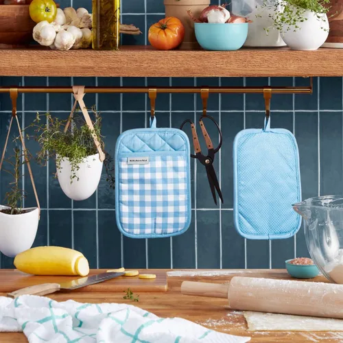 Miniatura 2 de KitchenAid Juego de 2 soportes para ollas a cuadros, terciopelo azul, 7 x 10 pulgadas