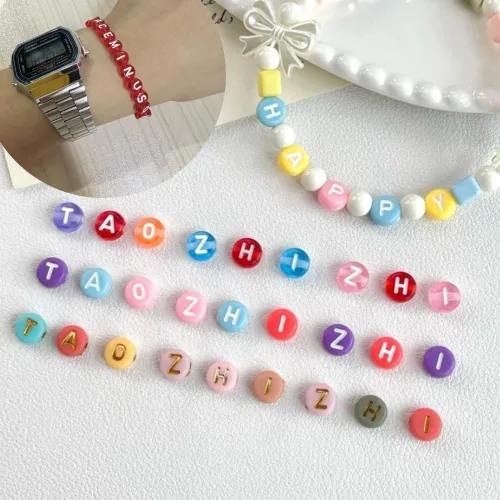 Miniatura 5 de 1000 cuentas redondas de acrílico del alfabeto para la fabricación de joyas y manualidades (cuentas blancas de letras coloridas)