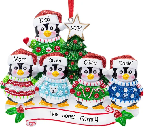 Miniatura 9 de Adorno de pareja de suéter navideño feo personalizado 2026 Familia de 2 pingüinos para árbol de Navidad Recuerdo personalizado único de nuestra