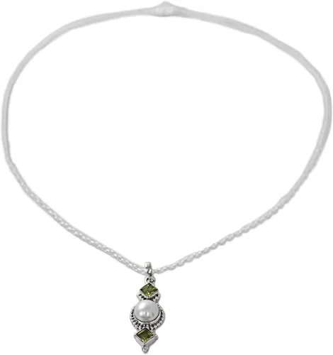 Miniatura 2 de NOVICA Collar con colgante de peridoto de perlas de agua dulce cultivadas de plata de ley 925 hecha a mano de la India, piedra natal verde y blanca