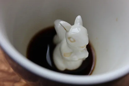 Miniatura 3 de Creature Cups - Taza de cerámica con diseño de ardilla (11 onzas, azul cobalto) - Muñeco 3D oculto de animal del bosque en la taza que emerge