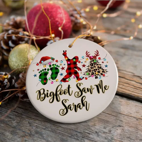Miniatura 2 de Adorno de Navidad personalizado a cuadros de búfalo de pie grande, decoración navideña de Sasquatch (corazón)