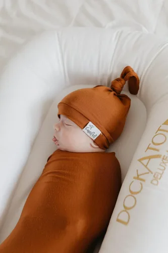 Miniatura 10 de Copper Pearl Gorro de bebé con nudo superior elástico suave Lennon