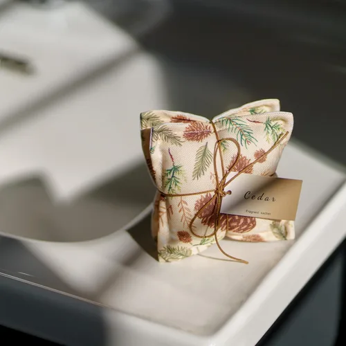 Miniatura 5 de AUCUDA Paquete de 4 bolsas perfumadas de cedro para cajones y armarios, paquetes de popurrí para ropa de mujer, almohada de malla con fragancia