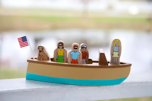 Miniatura 2 de Jack Rabbit Creations Lago magnético de 6 piezas, familia de 4 y figuras de perro, madera FSC, no tóxico, juguete de barco de madera, juego