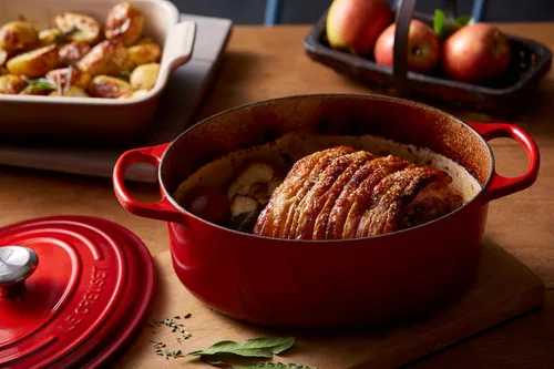 Miniatura 5 de Le Creuset Horno holandés ovalado de hierro fundido esmaltado, 2.75 cuartos de galón, Cereza Cerise