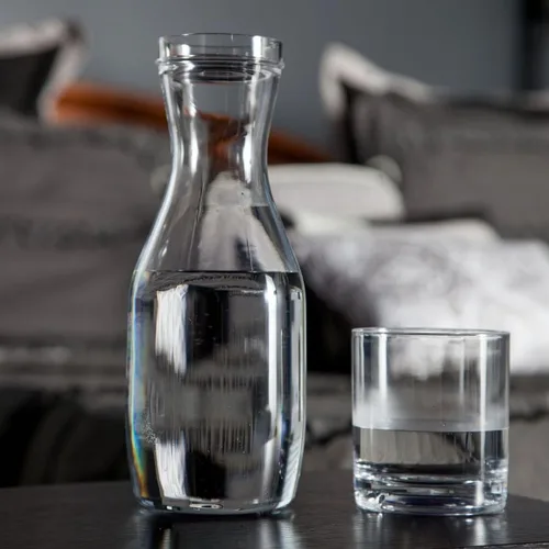 Miniatura 7 de Lily's Home Jarra de agua nocturna con vaso, boquilla fácil de verter para uso sin ensuciar en dormitorio, baño o cocina, taza de uso como tapa