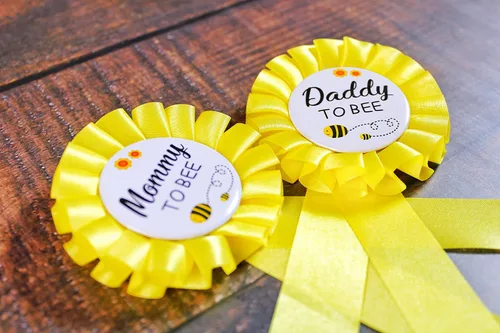 Miniatura 2 de HAPPYLAND - Pin de insignia de hojalata para baby shower de abejas amarillas para mamá y papá para mamá, juego de fiesta de revelación de género