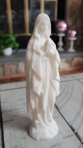 Znet3D Estatua de Virgen María de Lourdes - Figura blanca de 5.5 pulgadas, fabricada en Estados Unidos, escultura católica para decoración del