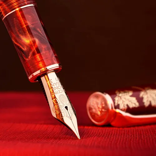 Miniatura 4 de HONG DIAN N8 - Pluma estilográfica de resina acrílica roja, con punta media de iridio, detalle en oro rosa, tapa tallada en hoja de arce, pluma