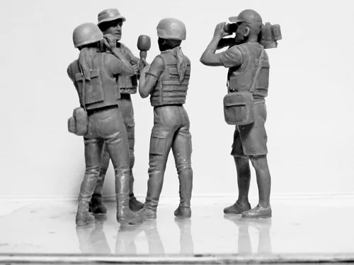 Miniatura 4 de ICM 35751 - Periodistas en guerra (4 figuras) - Escala 1:35