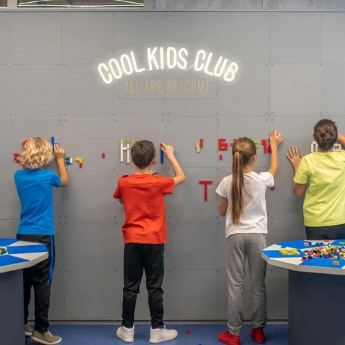 Miniatura 3 de Letrero de neón Cool Kids Club, luz de neón All Are Welcome hecha a mano, luz LED de neón para habitación de bebé, luces de neón USB regulables