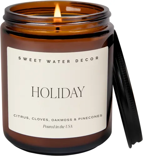 Sweet Water Decor Vela festiva de soja, aroma a clavo de olor, pino y sándalo, para la casa, frasco ámbar de 9 onzas, más de 40 horas de duración,