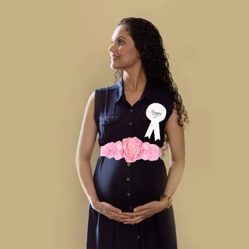 Miniatura 4 de CoolerthingsDG, 3 piezas, 2 insignias blancas y un cinturón de vientre rosa, banda de maternidad rosa bebé y ramillete de papá para bebé, banda