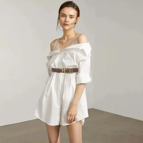 Miniatura 85 de Cinturón de cuero clásico con hebilla de metal para mujer con vestido de jeans