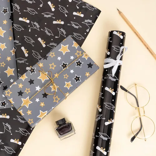 Miniatura 6 de WRAPAHOLIC Papel de regalo reversible de graduación, mini rollo, 17 pulgadas x 33 pies, tapa de zanjadora dorada negra y estrellas para fiestas