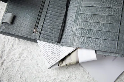 Miniatura 6 de Funda de planificador B6 con cremallera y gran bolsillo trasero, cuero con estampado de cocodrilo (Croc Steelblue)